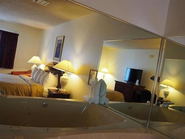 Desk, blackout drapes, iron/ironing board, free WiFi - Americas Best Value Inn (Petoskey)