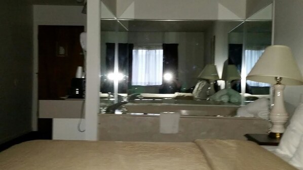 Room, 1 King Bed, Non Smoking (Jacuzzi)