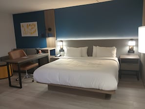 Suite, 1 très grand lit, non-fumeurs | Bureau, espace de travail pour ordinateur portable