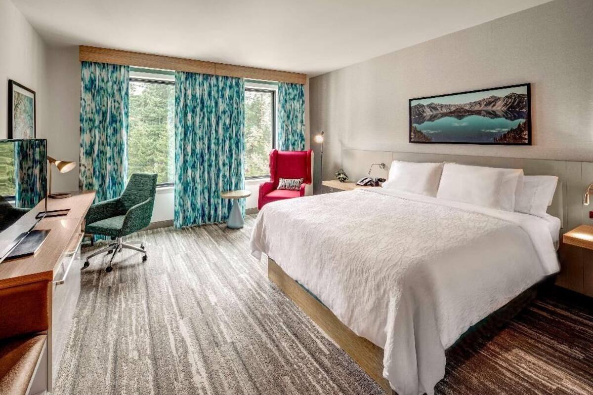 Literie de qualité, couette en duvet, lit avec matelas à plateau-coussin