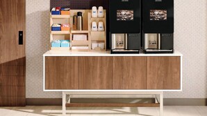 Eine Küchenarbeitsplatte mit einer Kaffeemaschine, einem Wasserkocher und Aufbewahrungsbehältern.