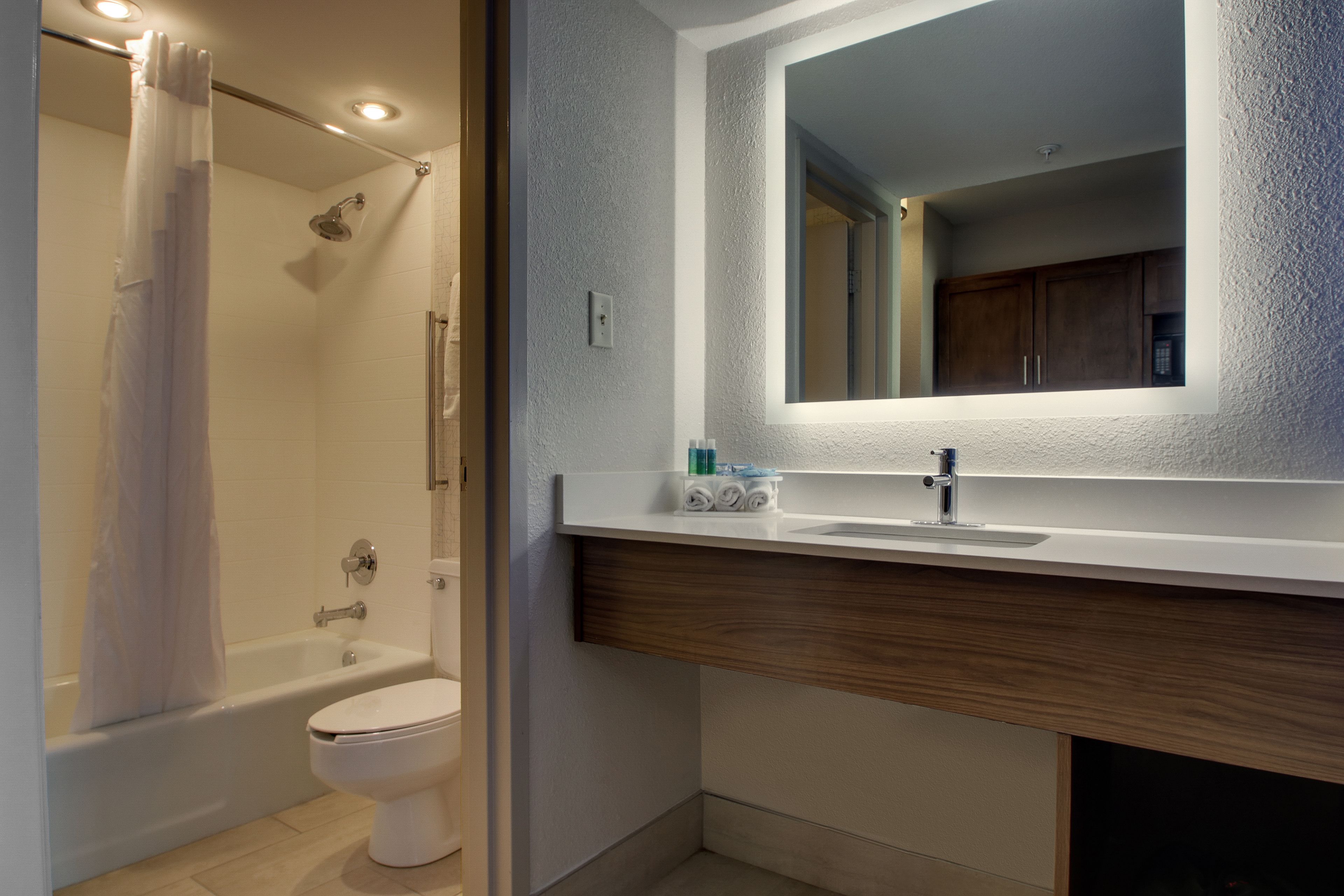 free toiletries, towels