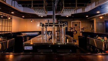 Bar (on property) at enVision Hotel Miami International Airport