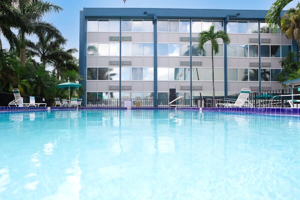 Una piscina al aire libre (de 09:00 a 21:00), sombrillas, tumbonas