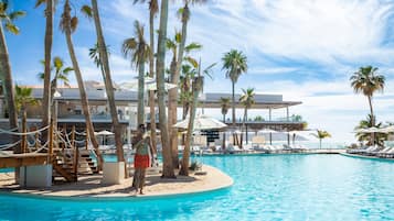 2 udendørs pools, hytter (tillægsgebyr), parasoller