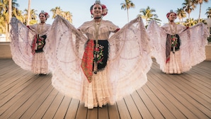 A wooden deck with palm trees in the background. - Paradisus Los Cabos – Adults Only – All Inclusive – The Leading Hotels of the World (San José del Cabo)