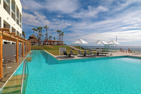 2 kolam renang terbuka, kabana (surcaj), payung kolam