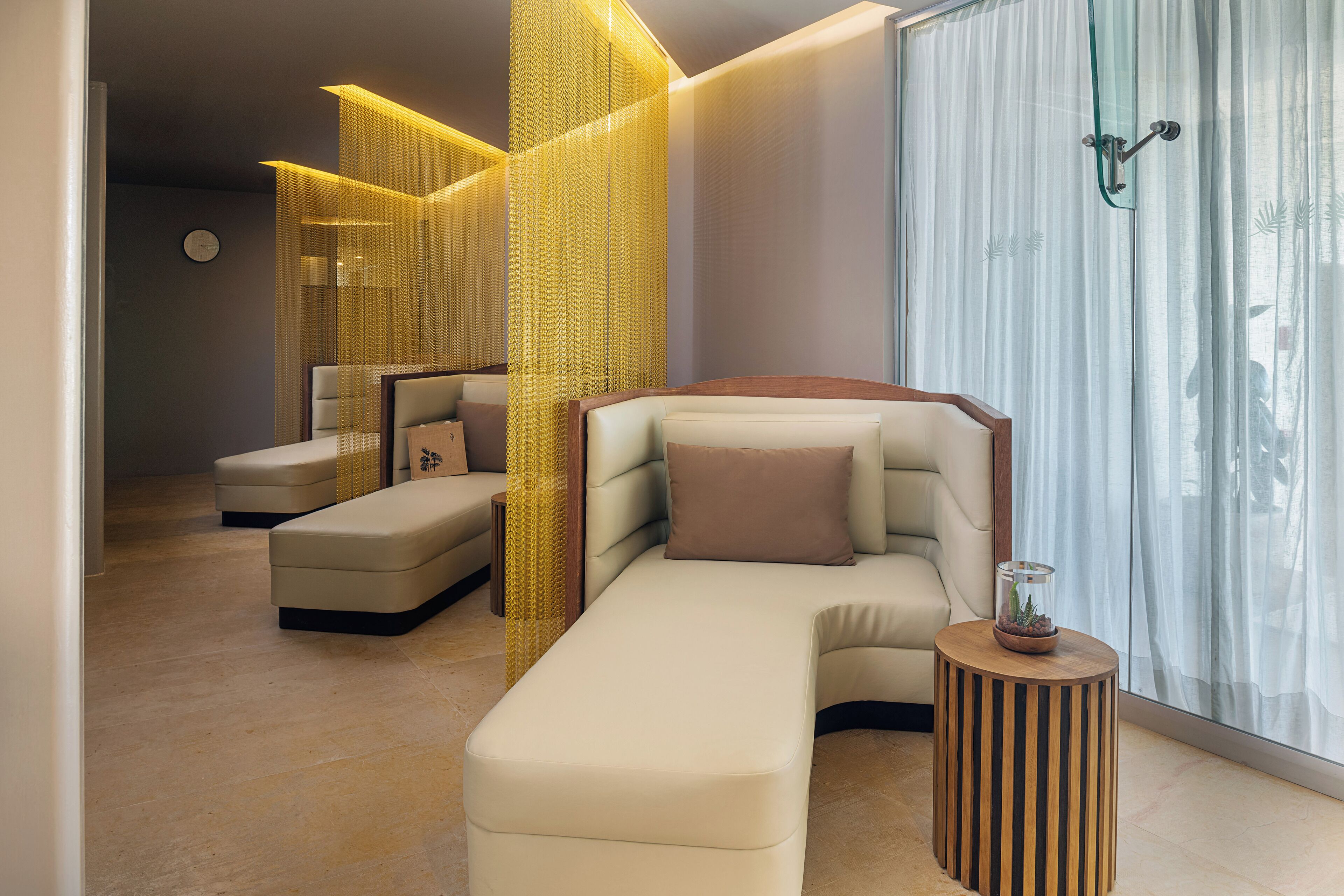 Couples treatment rooms, body treatments, aromatherapy