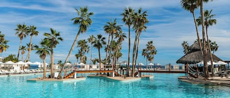 2 piscinas al aire libre, camas de piscina con cargo, sombrillas