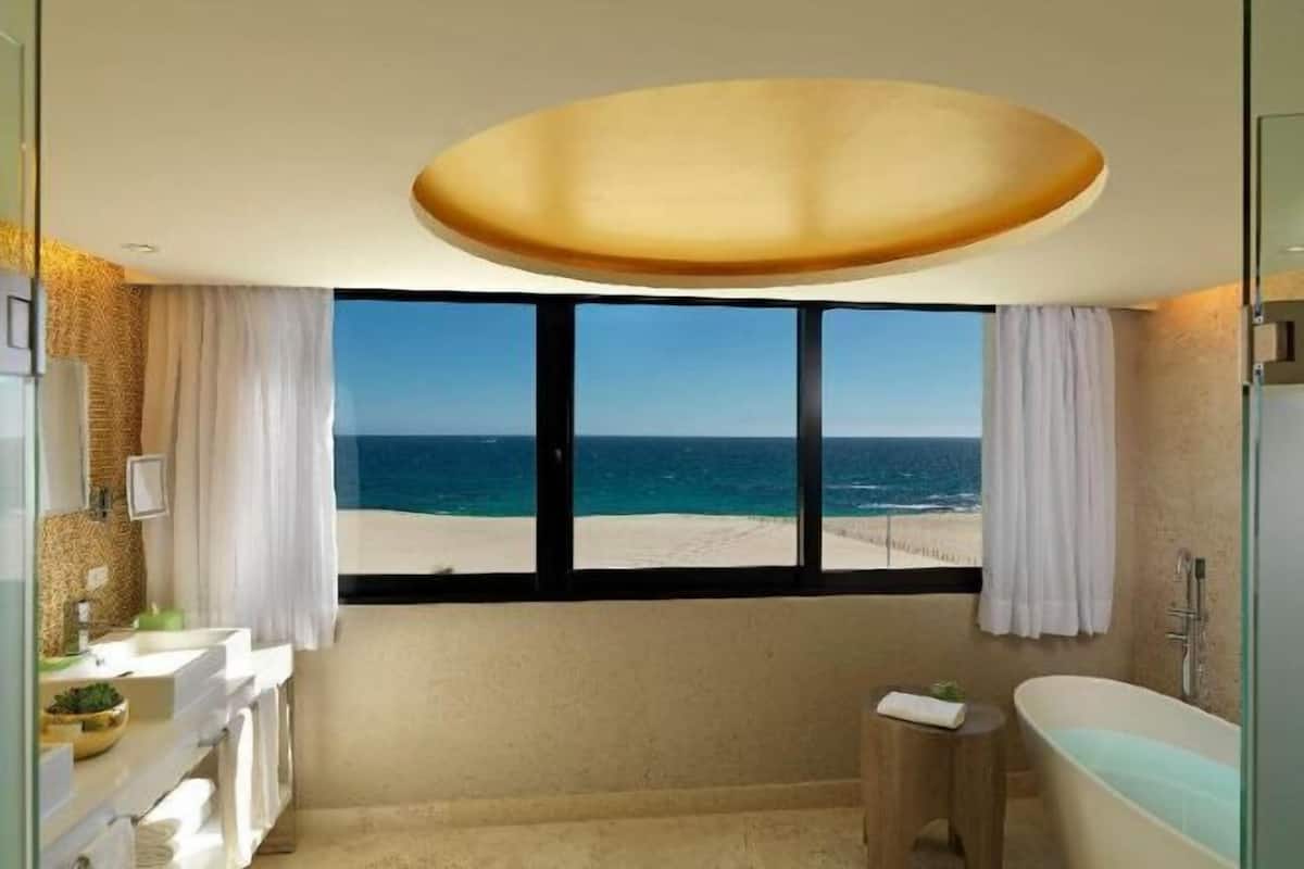 Badkamer | Een douche, een regendouche, milieuvriendelijk toiletgerief