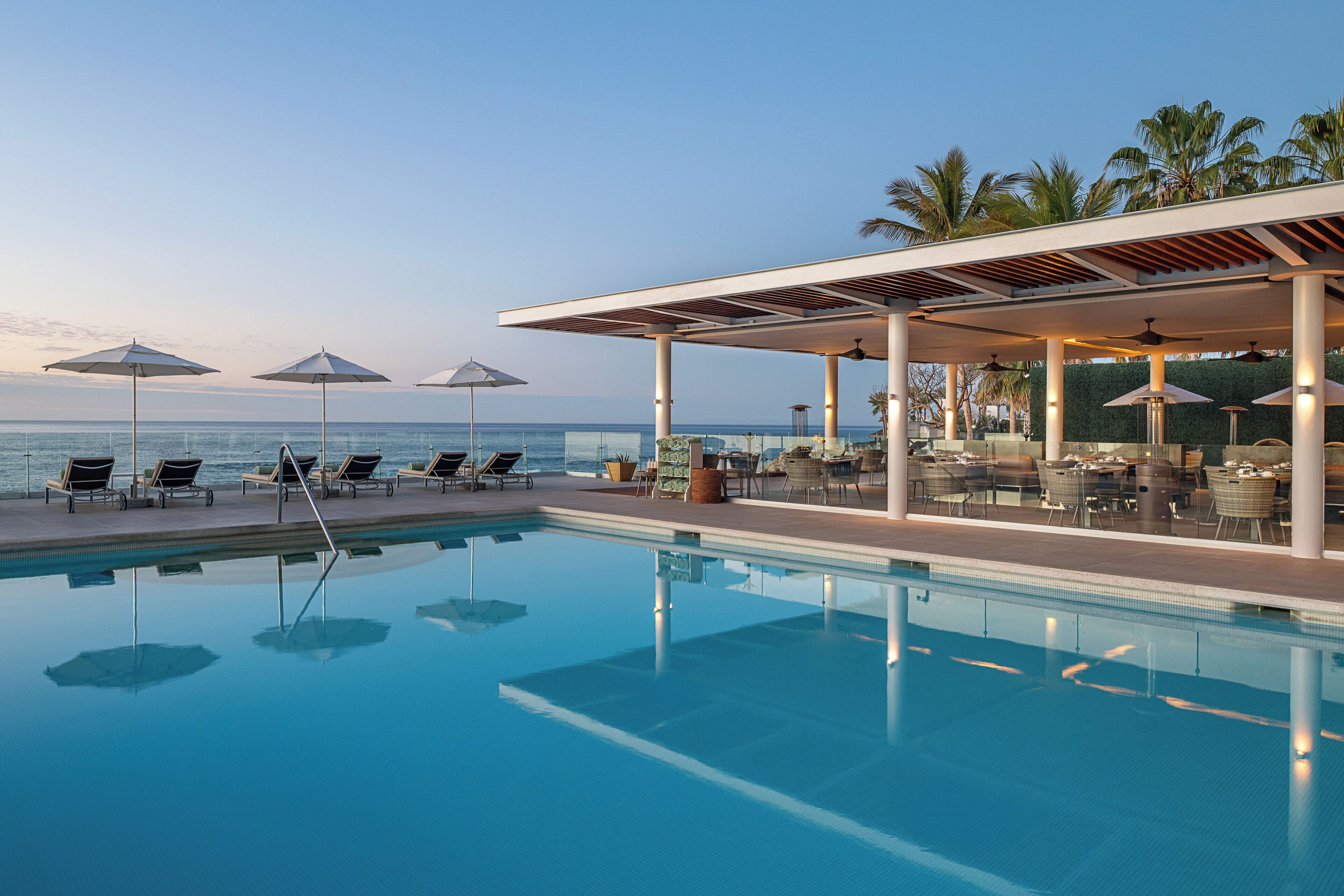 2 utomhuspooler, cabanor (tilläggsavgift) och parasoller