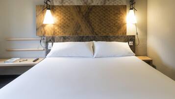 Hochwertige Bettwaren, Schreibtisch, laptopgeeigneter Arbeitsplatz