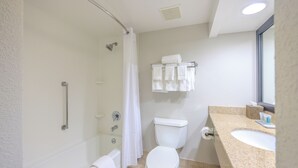 Un bagno con vasca, WC e lavandino.