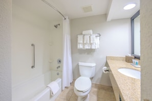 Ensemble douche/baignoire, articles de toilette gratuits, sèche-cheveux
