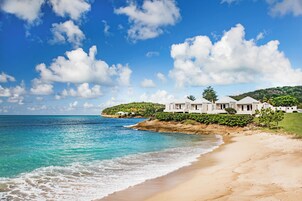Oceanfront Room (King) | Roupas de cama premium, frigobar, cofres nos quartos