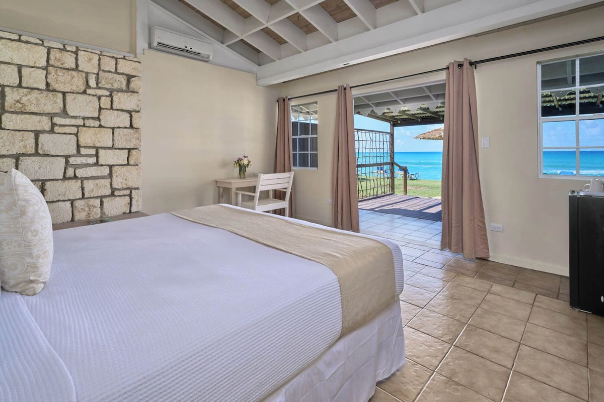 Beachfront Bungalow (1 King Bed) | 高級寝具、ミニバー、セーフティボックス (室内)、防音設備