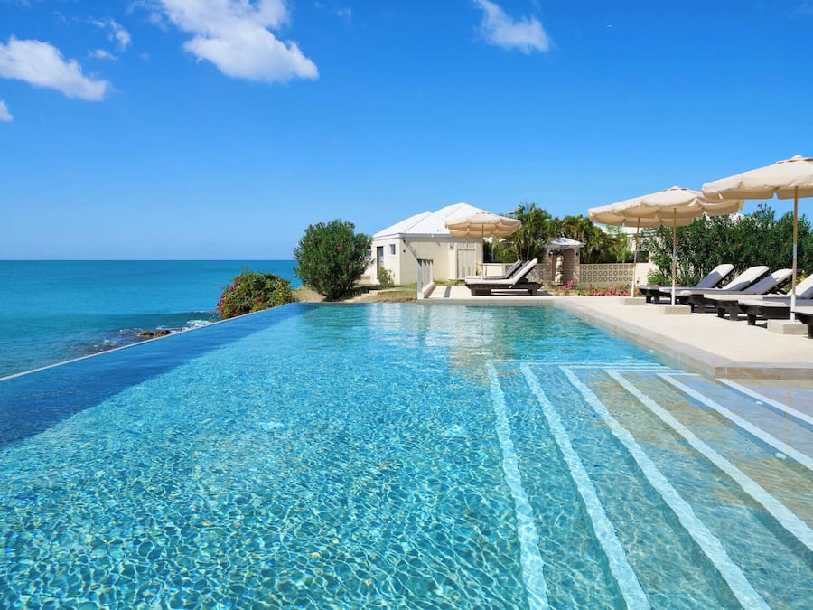 Piscine extérieure, parasols de plage, chaises longues