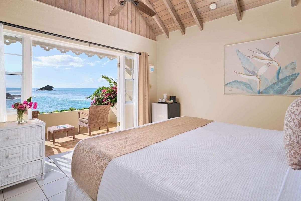 Oceanfront Room (King) | Premium bedding, minibar, in-room safe, individually decorated