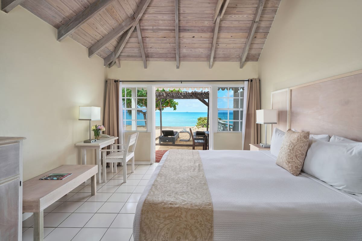 Royal Palm Beach Room (1 King Bed) | 高級寝具、ミニバー、セーフティボックス (室内)、防音設備