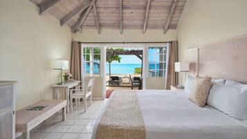 Royal Palm Beach Room (1 King Bed) | Literie de qualité supérieure, minibar, coffres-forts dans les chambres