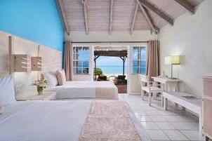 Royal Palm Beach Room (2 Double Beds) | Roupas de cama premium, frigobar, cofres nos quartos