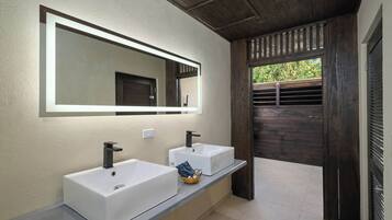 Shower, free toiletries, hair dryer, bidet