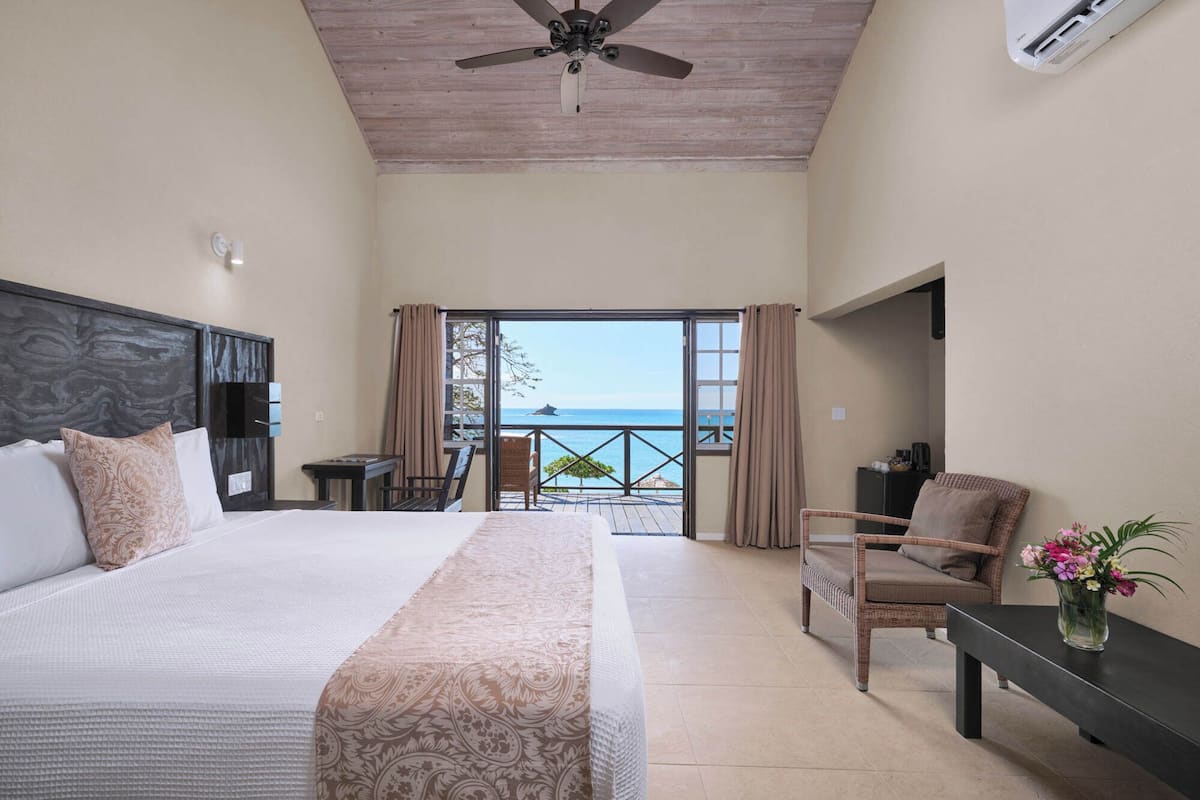 Superior Seaview Room (1 King Beds) | 高級寝具、ミニバー、セーフティボックス (室内)、防音設備