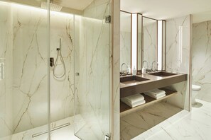 1 Bedroom King Suite, 1 King + sofa bed | Bagno | Set di cortesia gratuito, asciugacapelli, pantofole, asciugamani