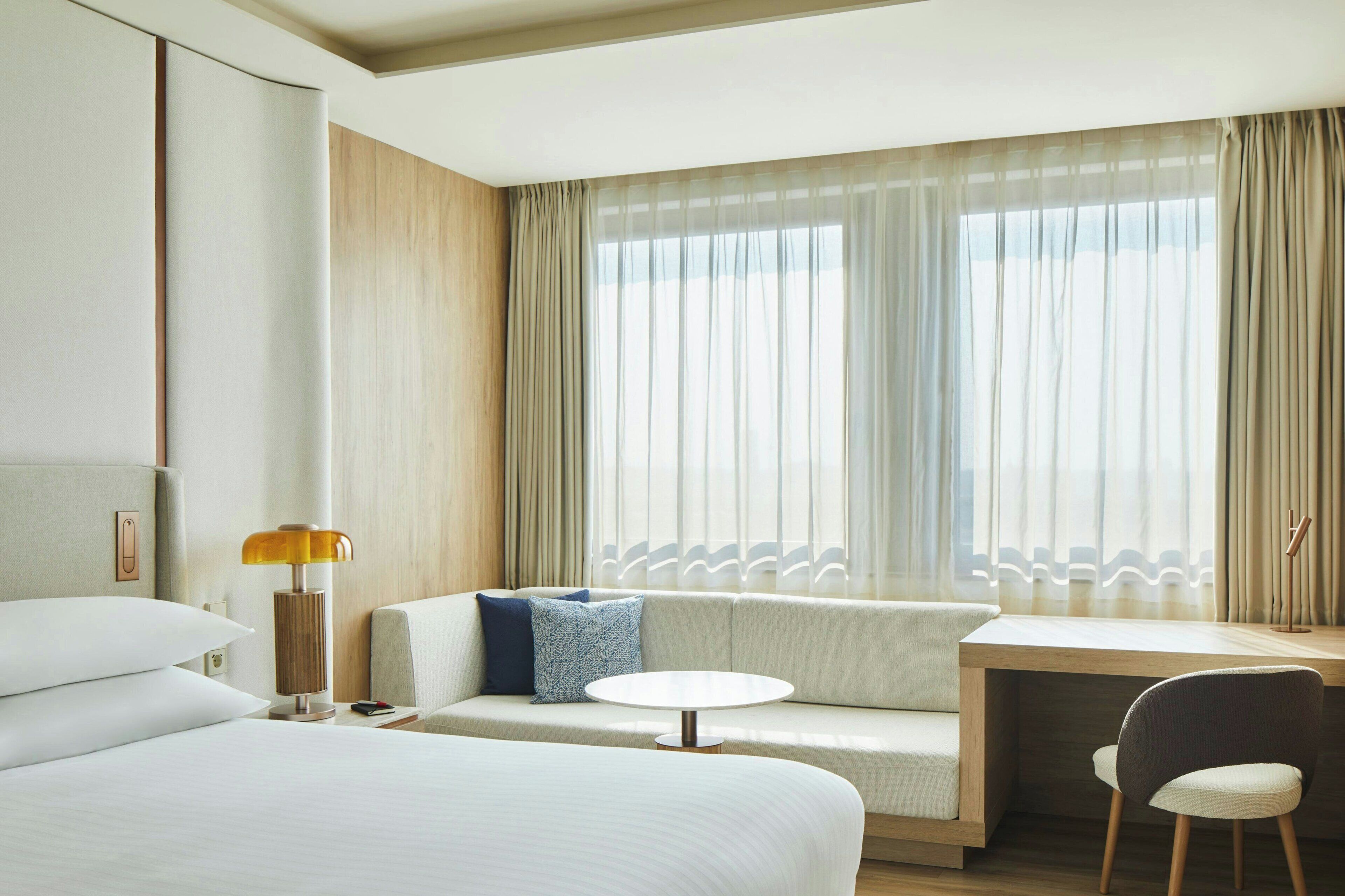 Minibar, värdeförvaringsskåp på rummet och skrivbord