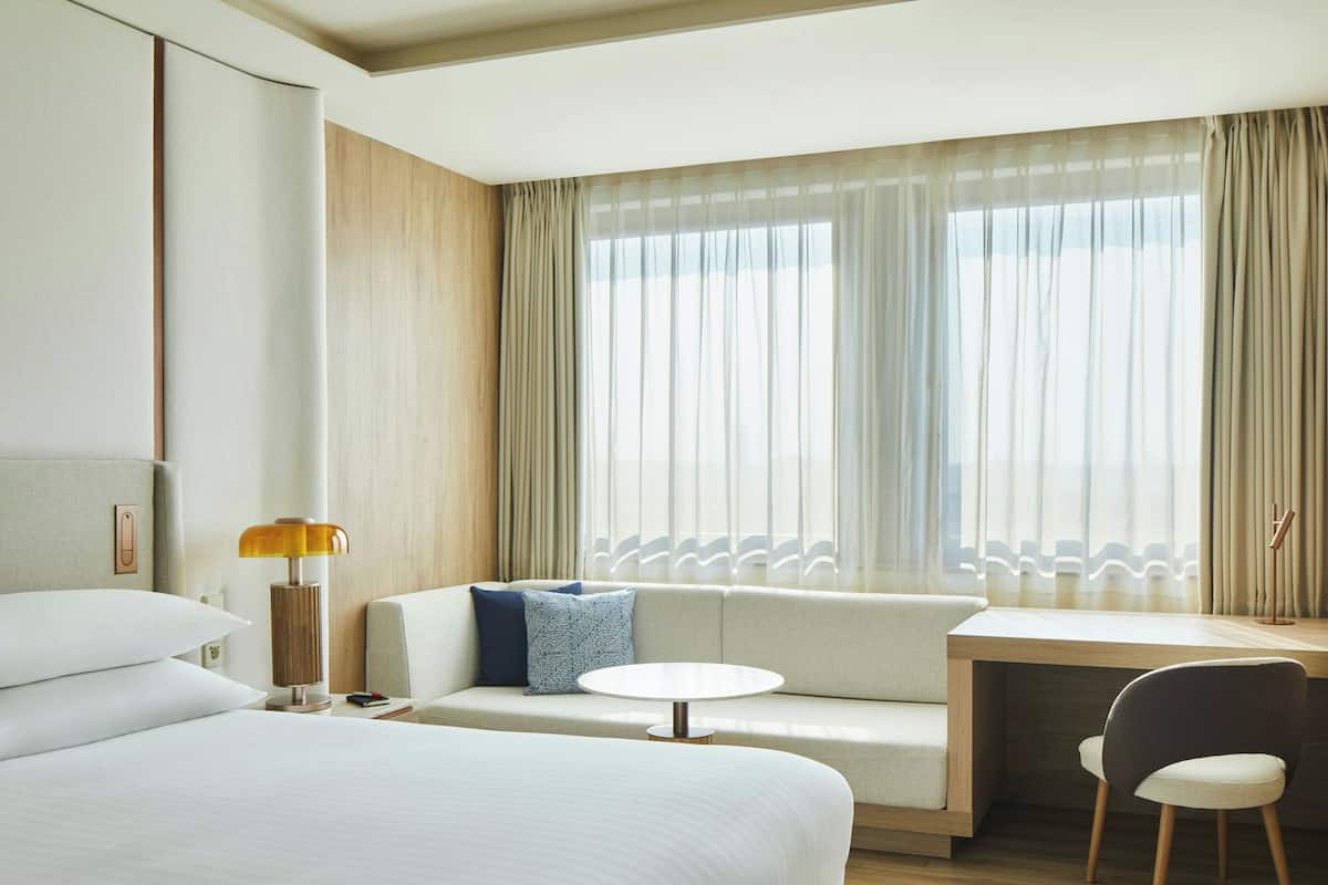 Minibar, caja de seguridad en la habitación y escritorio