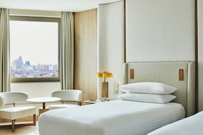 Quarto superior, 2 camas de solteiro, vista para a cidade | Frigobar, cofres nos quartos, escrivaninha