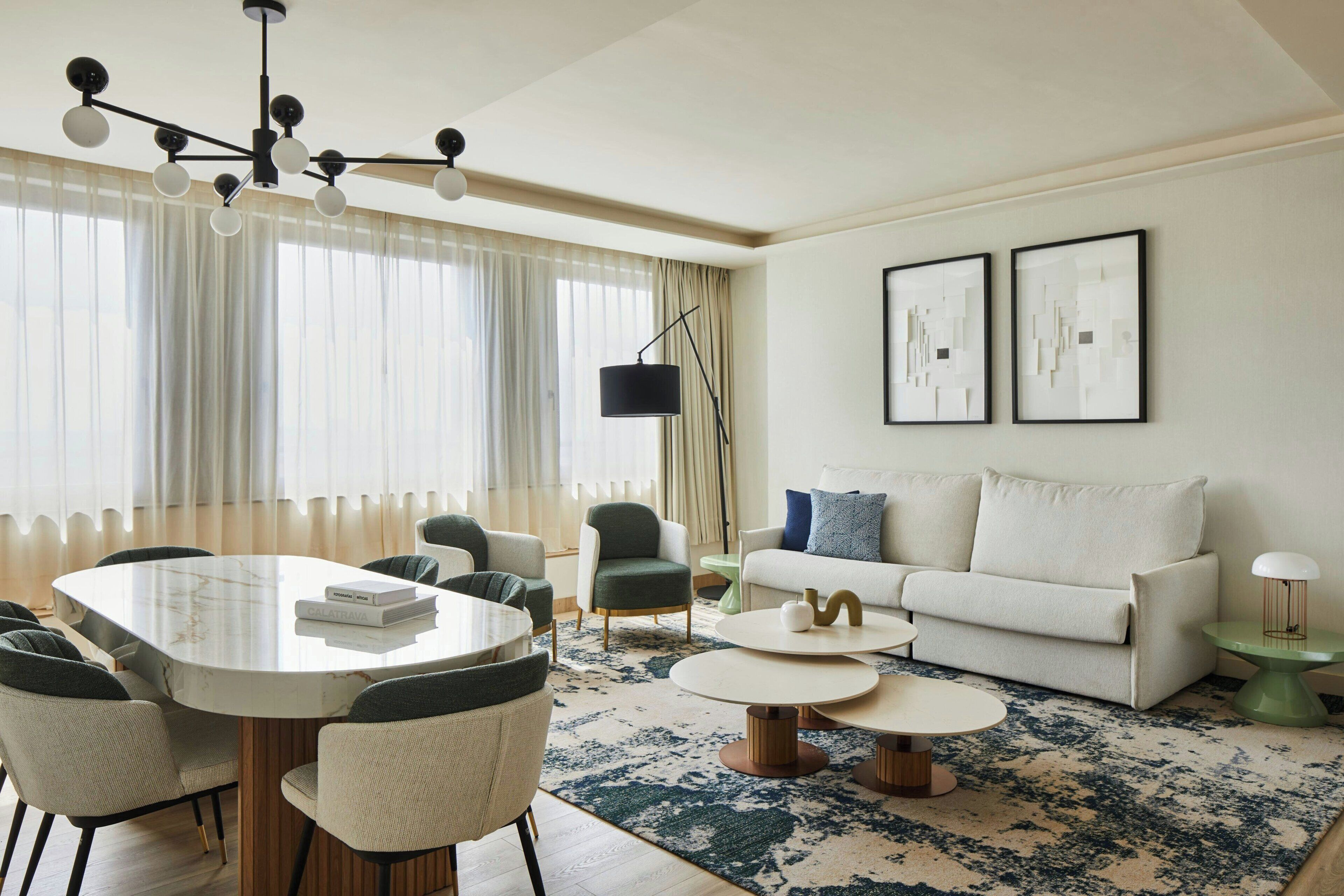 Suite, 1 habitación, vistas a la ciudad | Sala de estar | Una televisión de pantalla plana, libros