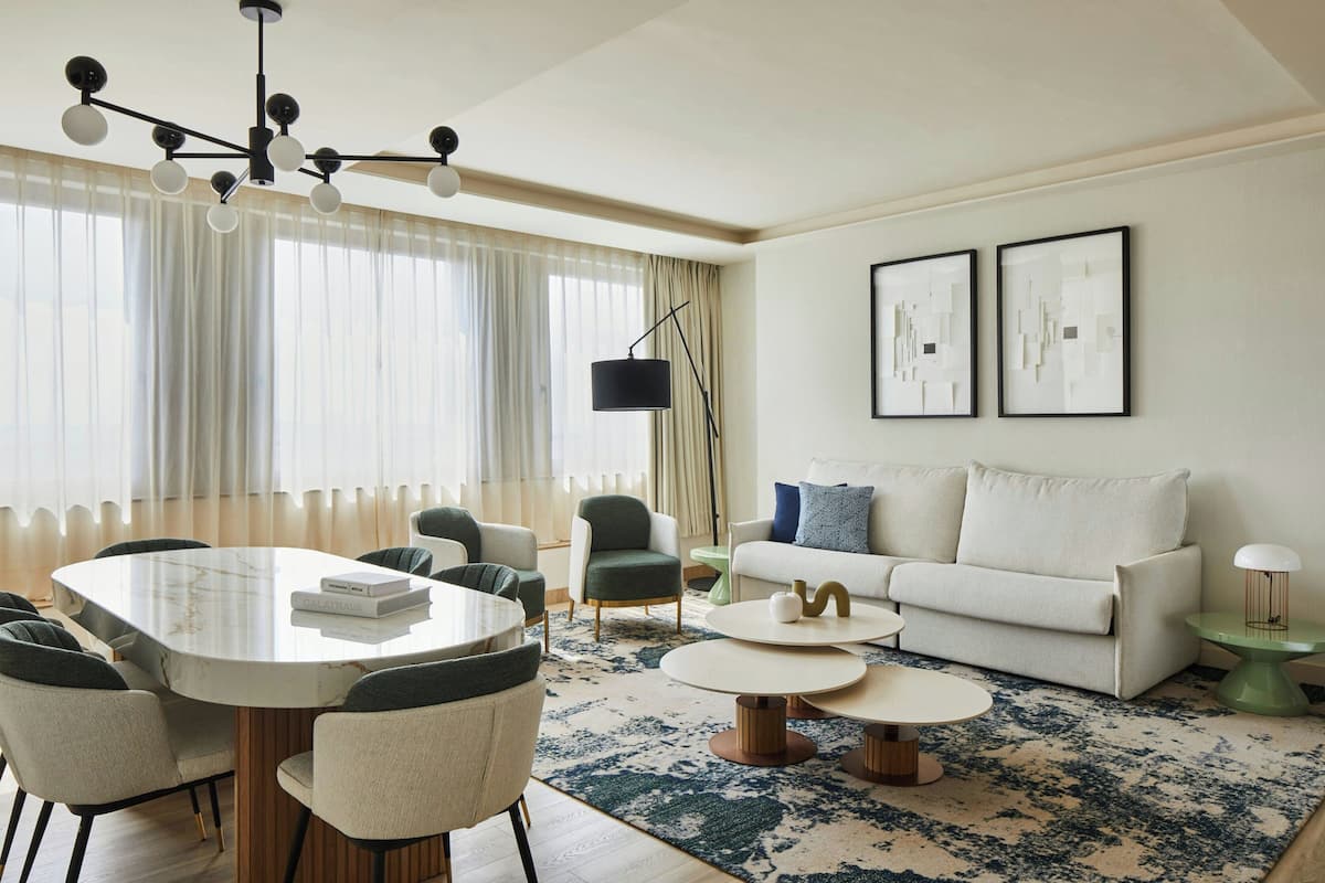 Suite, 1 Bedroom, City View | Living room | Flat-screen TV, books