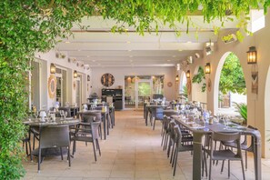 Lounas ja illallinen; paikallinen keittiö, näkymät puutarhaan 