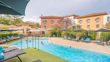 Piscine extérieure, parasols de plage, chaises longues
