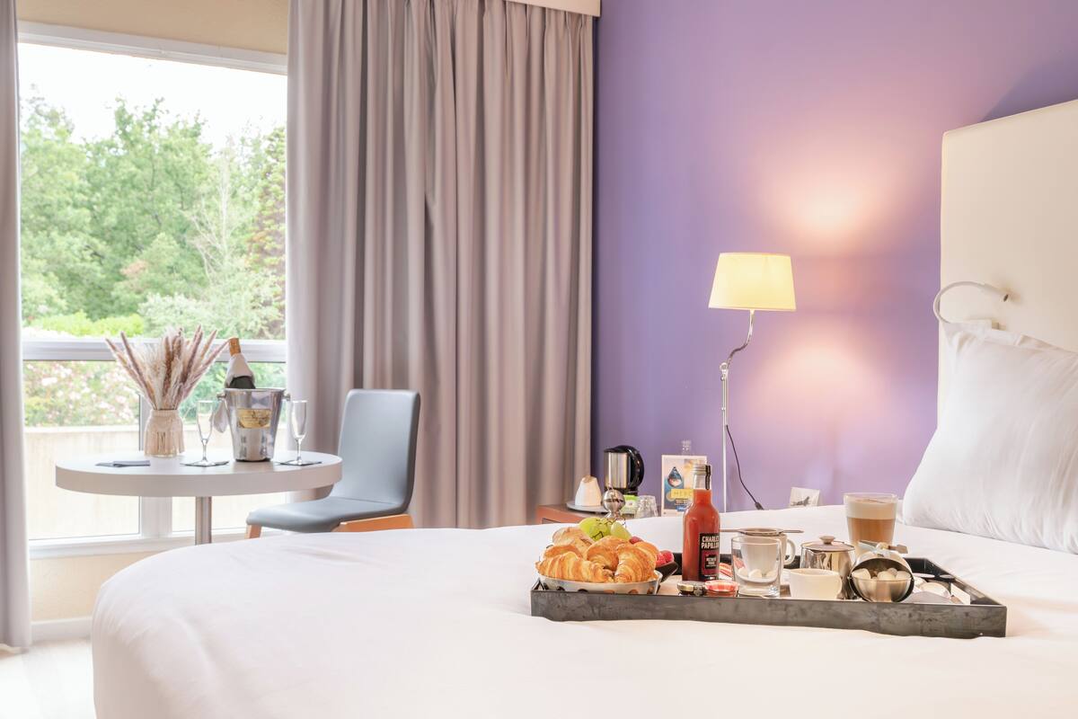 Cortinas blackout, insonorización y tabla de planchar con plancha