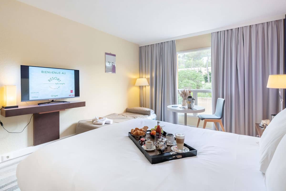 Blackout drapes, soundproofing, iron/ironing board, free WiFi
