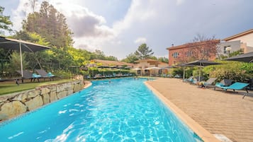 Outdoor pool, pool umbrellas, sun loungers