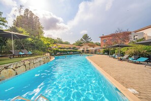 Piscine extérieure, parasols de plage, chaises longues