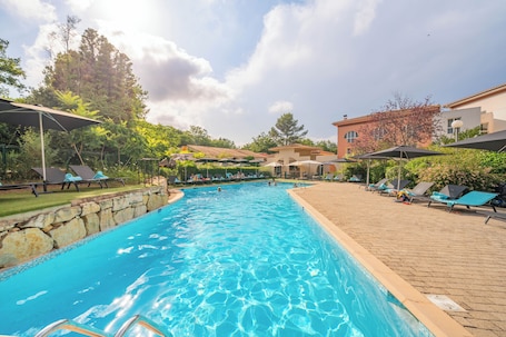 Outdoor pool, pool umbrellas, sun loungers