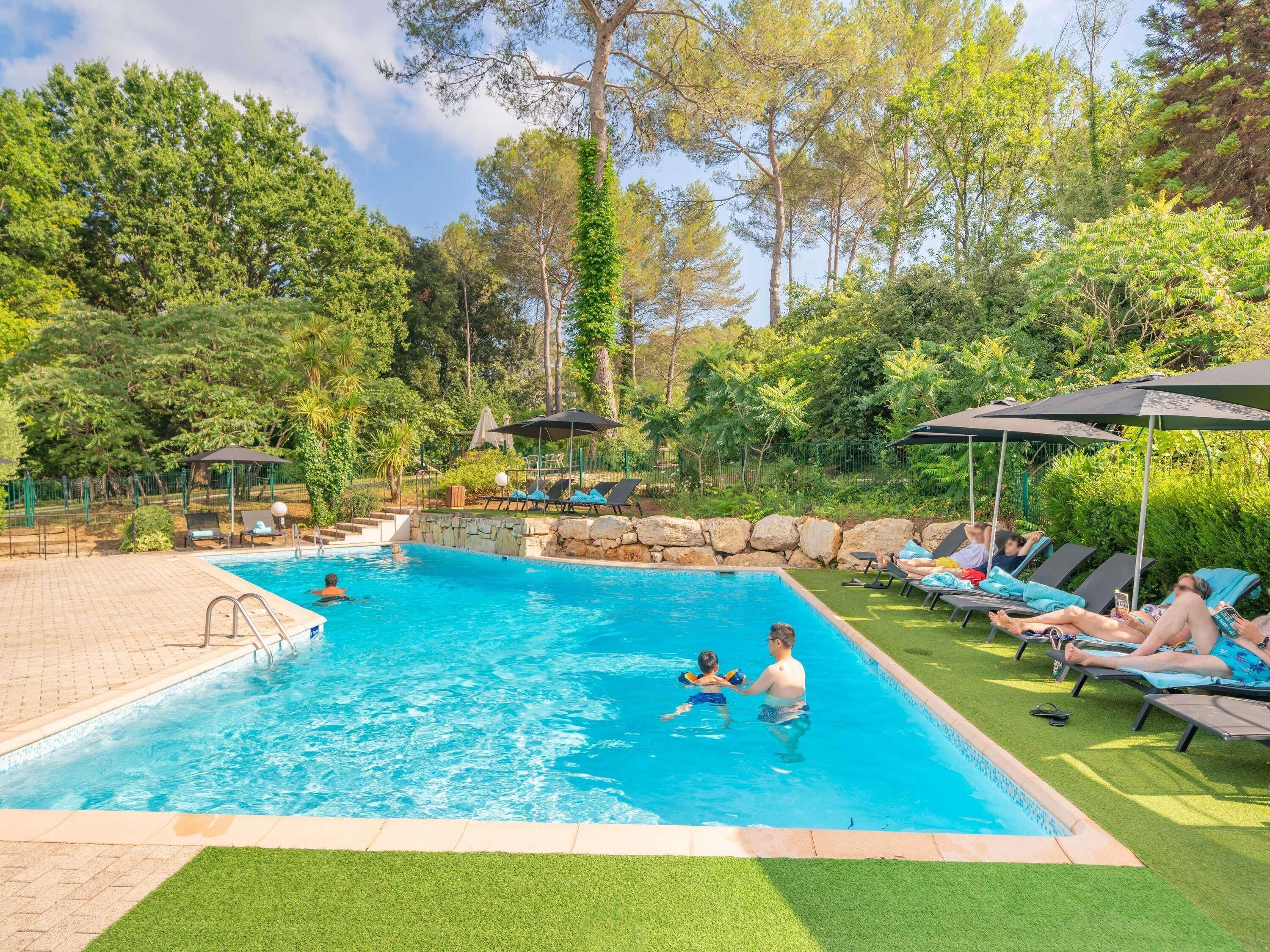Outdoor pool, pool umbrellas, sun loungers