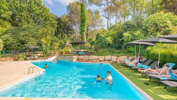 Piscina all'aperto, ombrelloni da piscina, lettini