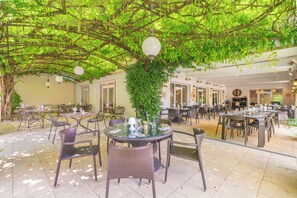 Déjeuner et dîner servis sur place