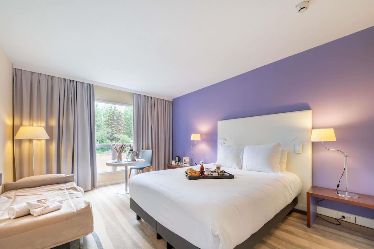 Blackout drapes, soundproofing, iron/ironing board, free WiFi