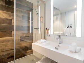 Rideaux occultants, chambres insonorisées, fer et planche à repasser