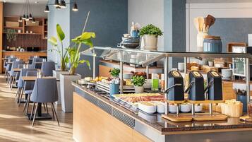 Tägliches Frühstücksbuffet (19 EUR pro Person)