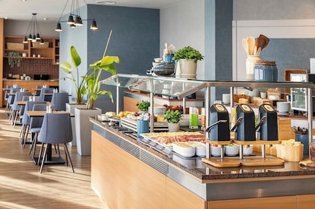 Sarapan bufet setiap hari dengan fi . ACHAT Hotel Braunschweig