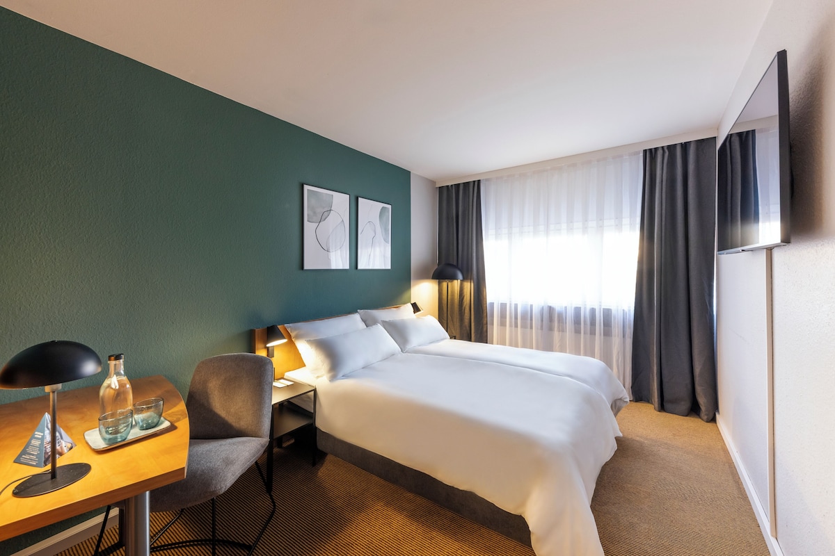 Business Double Room | Hypo-allergenic bedding available, desk, blackout drapes, soundproofing