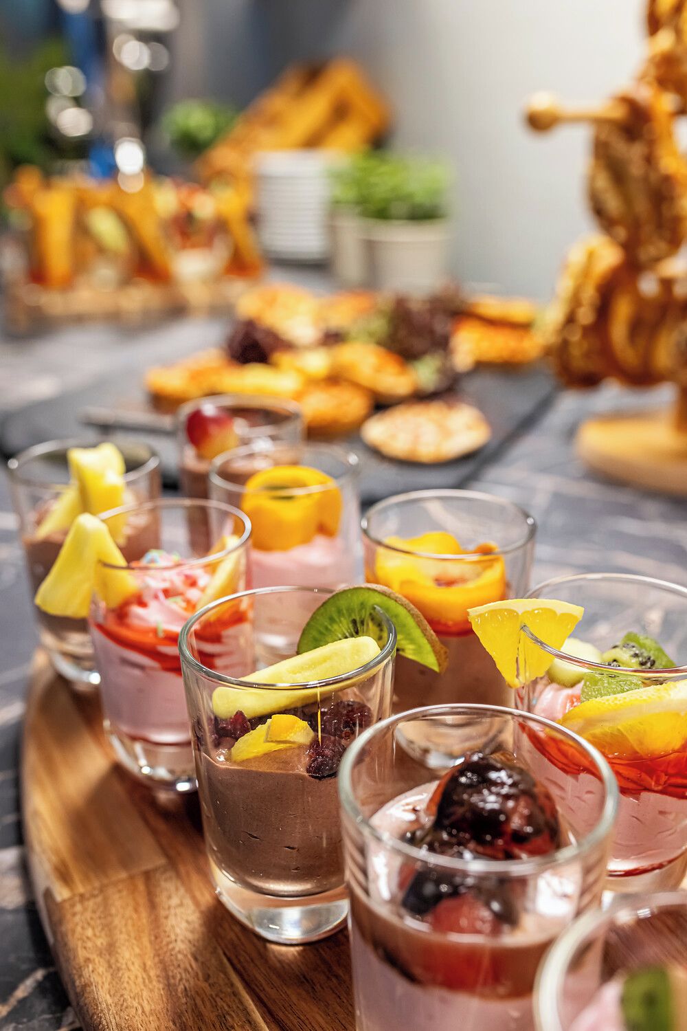 Une sélection de desserts et de boissons présentée sur une planche en bois.