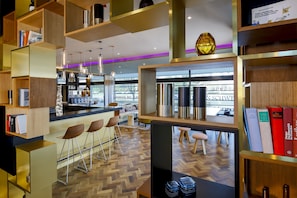 Bar-salon dans le hall
